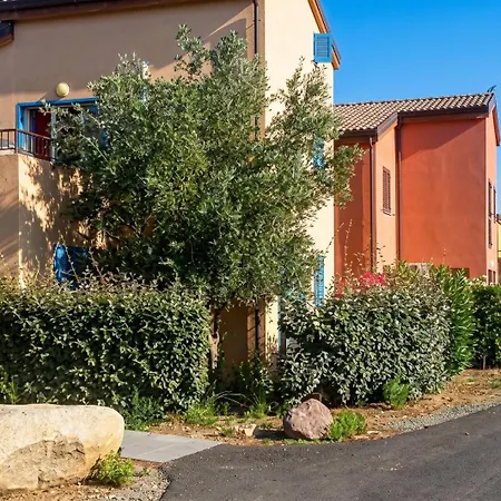 Maison En Campagne Pres De Avec Piscine Partagee. Holiday home *