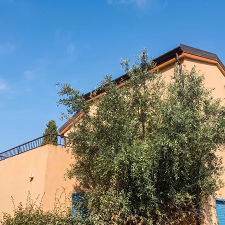 Maison En Campagne Pres De Avec Piscine Partagee. *